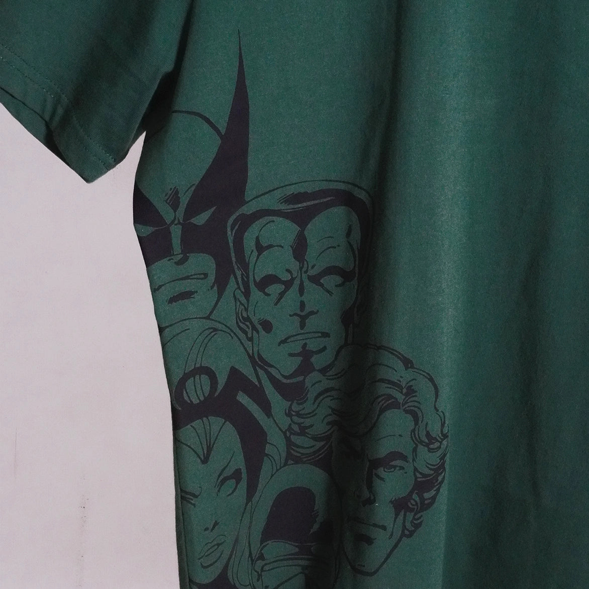 SUPERHEROES SIDE PRINT GRAPHIC TEE