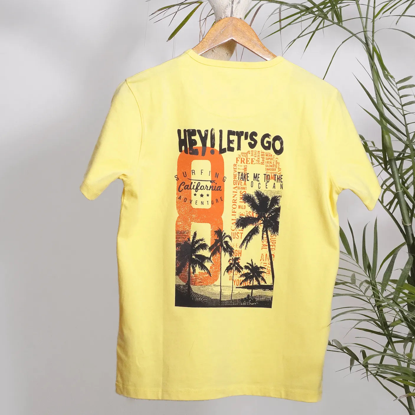 Men Crew Neck T-Shirt with Graphic Print