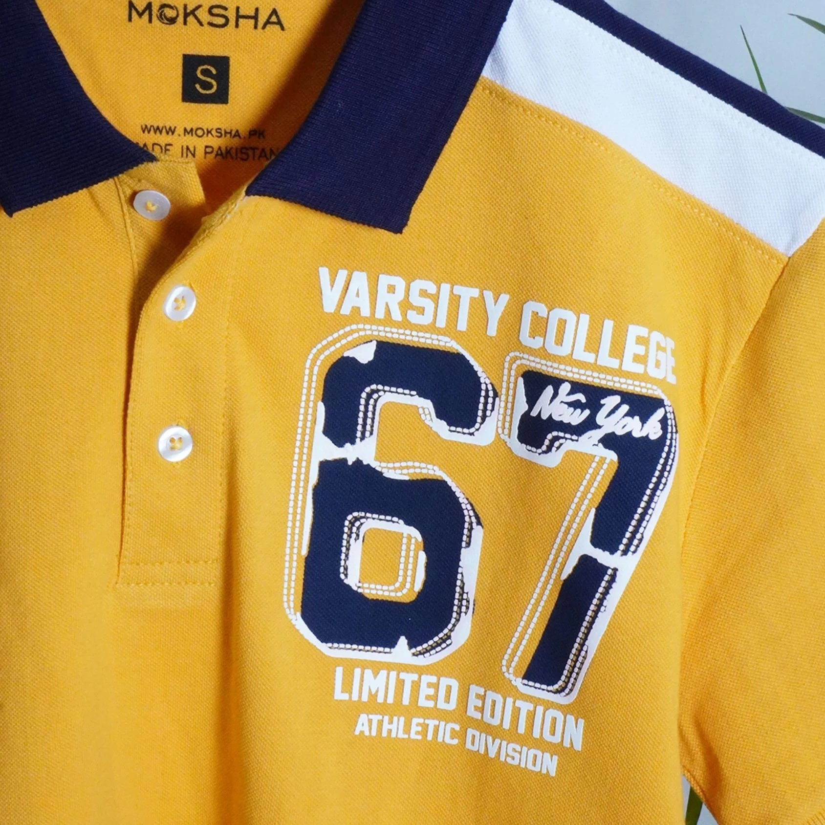 MEN PANEL POLO WITH GRAPHIC PRINT